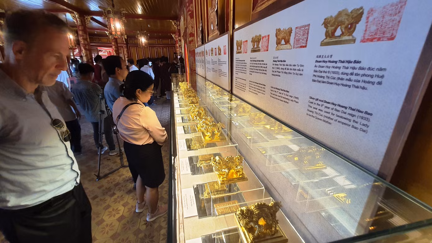 Triển lãm “Phiên bản Kim ấn triều Nguyễn” do Trung tâm Bảo tồn Di tích Cố đô (BTDTCĐ) Huế và Nghệ nhân nhân dân (NNND) Trần Độ đến từ làng nghề gốm Bát Tràng nổi tiếng phối hợp tổ chức tại di tích lầu Ngũ Phụng (Ngọ môn - Đại nội Huế).