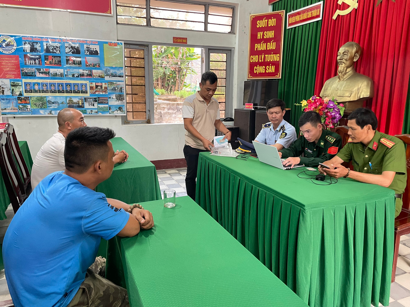 Lấy lời khai các lái xe vận chuyển lâm sản trái phép.