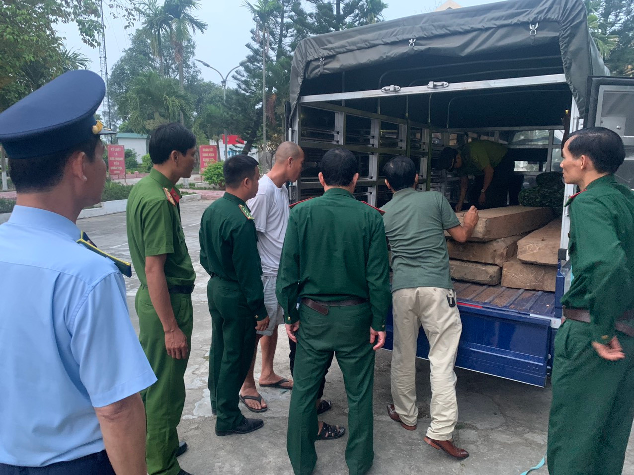 Cơ quan chức năng xác định khối lượng, chủng loại số lâm sản không rõ nguồn gốc, xuất xứ này.