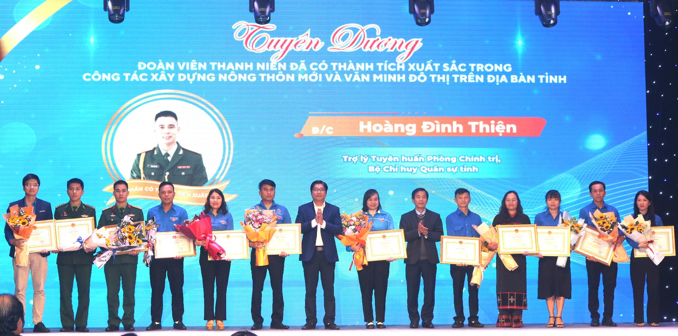 Khen thưởng thanh niên tiêu biểu trong tham gia xây dựng nông thôn mới và văn minh đô thị tại Huế. Khen thưởng thanh niên tiêu biểu trong tham gia xây dựng nông thôn mới và văn minh đô thị tại Huế.