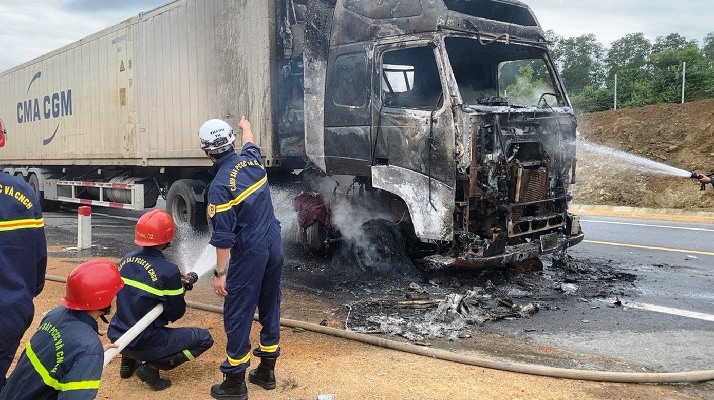 Cảnh sát phòng cháy chữa cháy được huy động đến hiện trường khống chế đám cháy. Ảnh: CTV