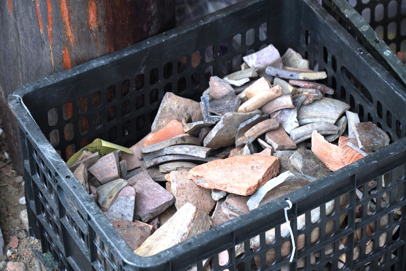 Sau hơn 1 tháng, qua hoạt động đào khảo cổ, lực lượng tại hiện trường đã thu thập được nhiều mảnh sành sứ, gạch vồ. (Ảnh: Ngọc Văn)