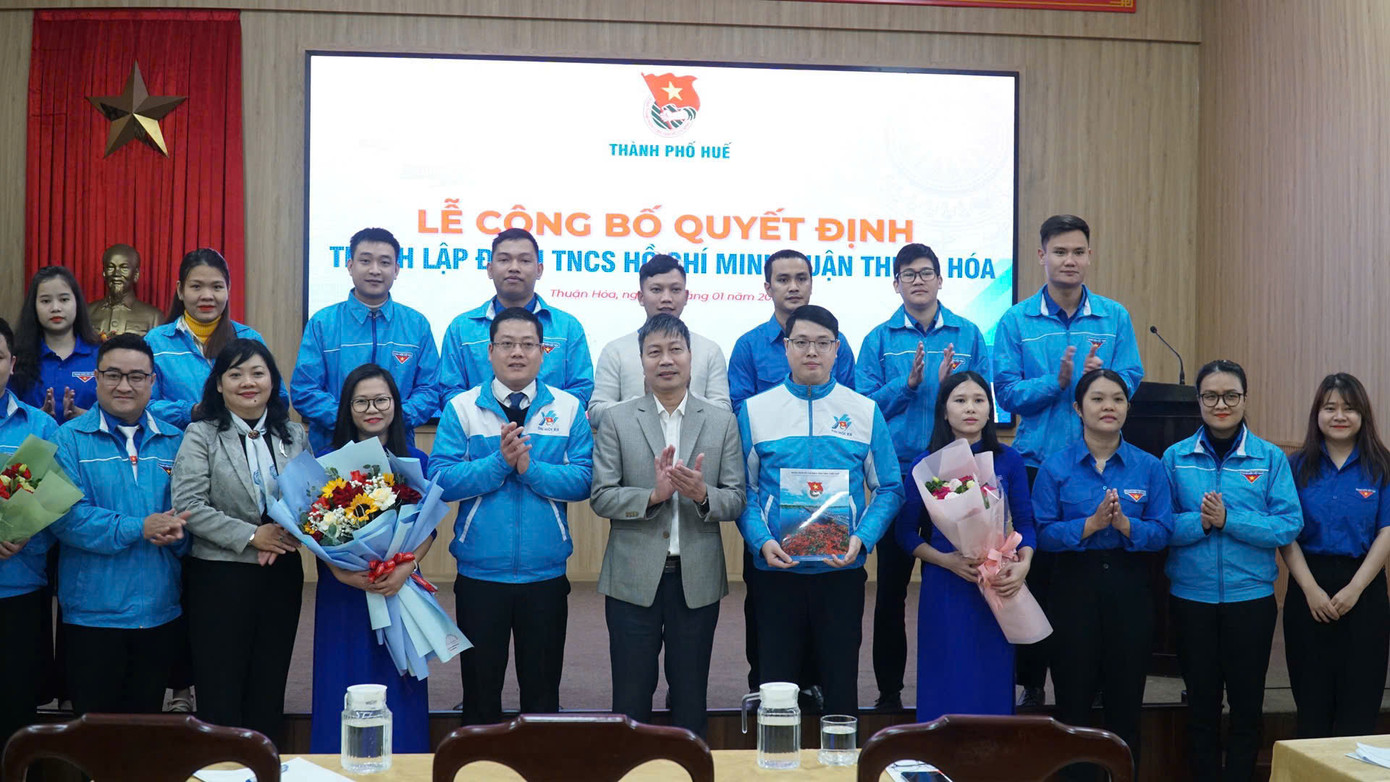 Ban Chấp hành lâm thời Quận Đoàn Thuận Hóa ra mắt, nhận nhiệm vụ.