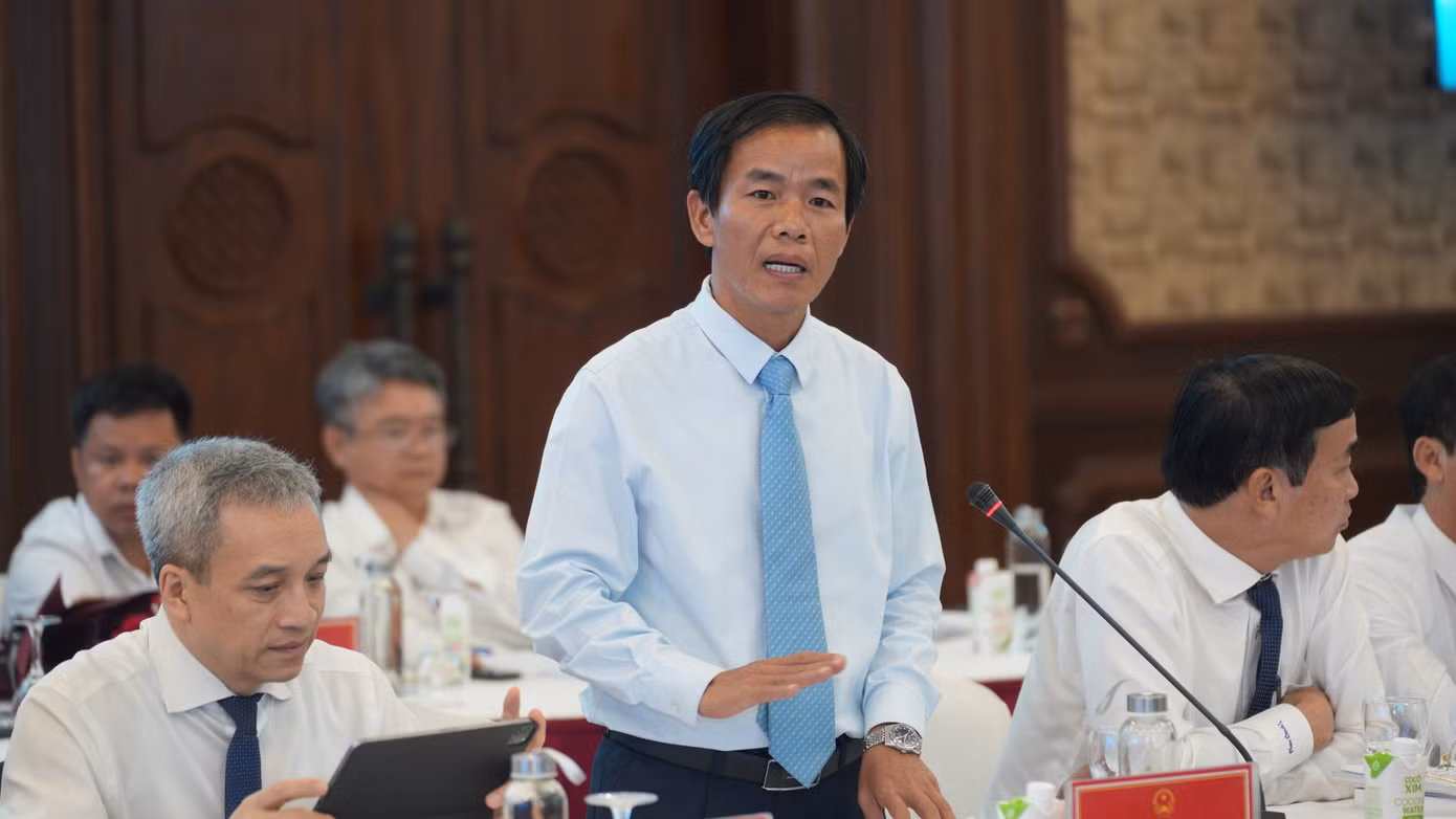 Chủ tịch UBND tỉnh Thừa Thiên-Huế Nguyễn Văn Phương nêu các kiến nghị tại hội nghị.