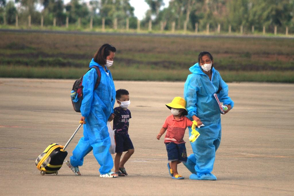 Trước khi lên máy bay về Huế, 231 người (gồm 149 thai phụ) đã được test nhanh COVID-19 miễn phí.