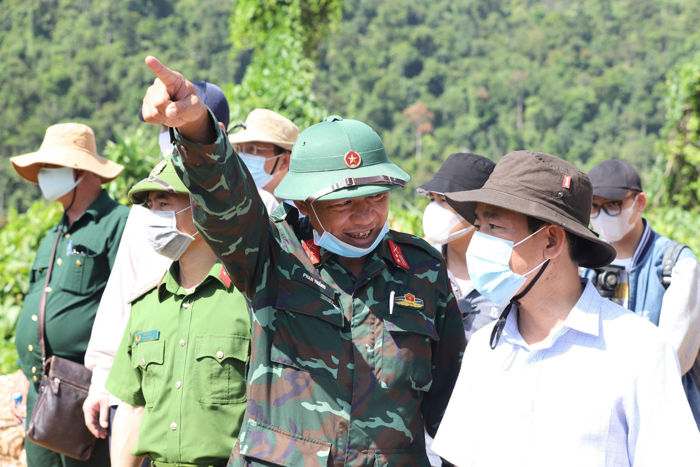 Trung tá Phan Thắng, Phó Chỉ huy trưởng, Tham mưu trưởng Bộ CHQS tỉnh TT-Huế, báo cáo với lãnh đạo tỉnh địa hình các bãi bồi ở sông Rào Trăng Trung tá Phan Thắng, Phó Chỉ huy trưởng, Tham mưu trưởng Bộ CHQS tỉnh TT-Huế, báo cáo với lãnh đạo tỉnh địa hình các bãi bồi ở sông Rào Trăng