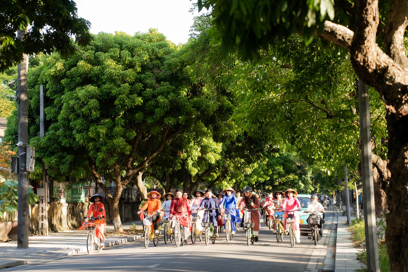 Theo Sở Du lịch TT-Huế, hoạt động ý nghĩa này nhằm tiếp tục khẳng định vị thế: Huế - Kinh đô áo dài của Việt Nam, đồng thời thông qua chương trình nhằm góp phần nâng cao nhận thức của cộng đồng xã hội về bảo vệ môi trường, kết hợp quảng bá du lịch xanh, sạch. Ảnh: V.T.H