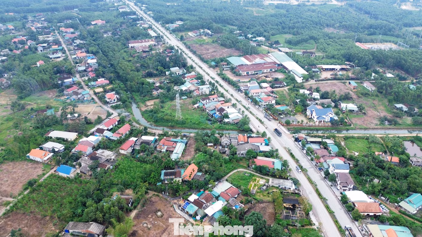 Xã Lộc Sơn nằm cách trung tâm huyện Phú Lộc 16km về phía Đông Bắc, cách trung tâm thành phố Huế khoảng 24km về phía Nam. Phía đông Lộc Sơn giáp xã Lộc An, phía tây và phía bắc giáp xã Lộc Bổn, phía nam giáp xã Xuân Lộc.