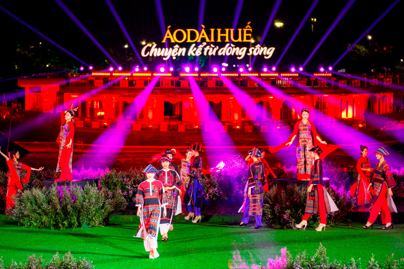 Các nhà thiết kế như Đỗ Trịnh Hoài Nam, Vũ Việt Hà, Trần Thiện Khánh, Quang Hòa, Xuân Hảo, Viết Bảo, Minh Minh, Quang Huy,… đã mang đến cho du khách, công chúng một đêm trình diễn áo dài “Chuyện kể dòng sông” mãn nhãn, giàu cảm xúc. (Ảnh: Đình Hoàng)