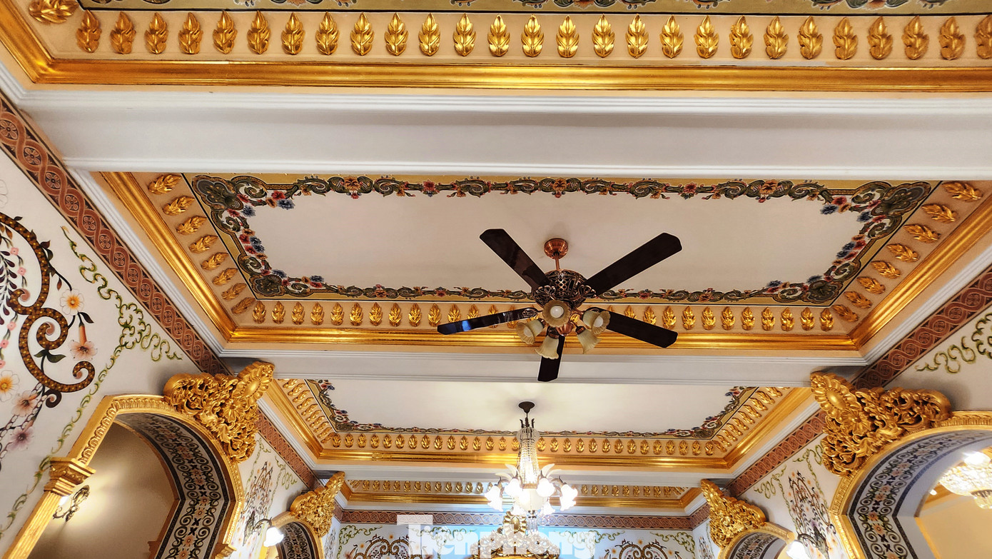 Sắc vàng là màu chủ đạo bên trong và ngoài ngôi điện. Sắc vàng là màu chủ đạo bên trong và ngoài ngôi điện.