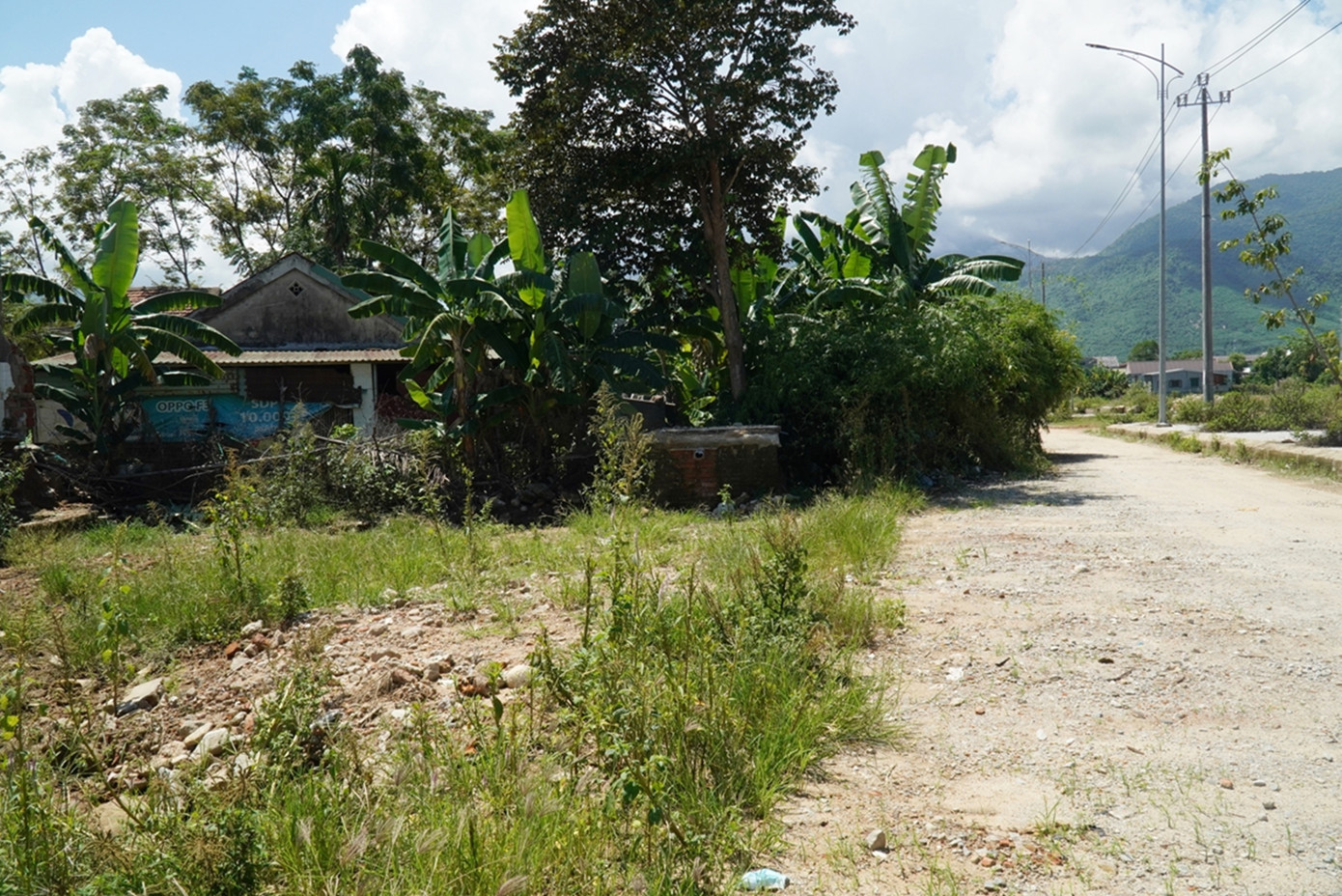 Tuy nhiên, theo Trung tâm Phát triển Quỹ đất huyện Phú Lộc, căn cứ các quy định hiện hành, việc người dân đề nghị tăng giá trị đền bù đất bị giải tỏa, bố trí tái định cư của hai hộ dân gặp vướng mắc giải phóng mặt bằng là không đủ cơ sở pháp lý để giải quyết. Mặt bằng đất ở còn lại sau thu hồi làm đường tại đây vẫn đủ hạn mức diện tích và điều kiện cấp phép xây dựng lại nhà ở.