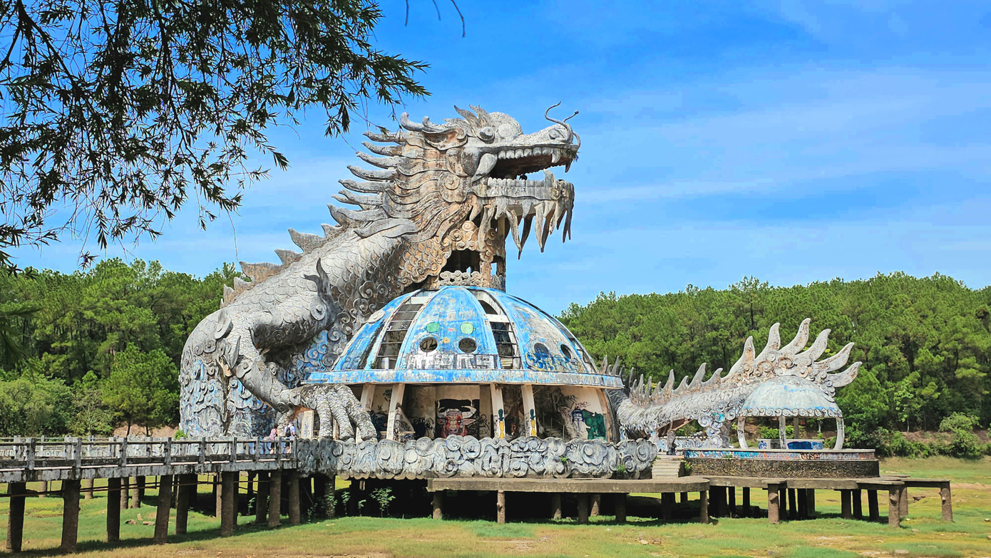 Từ đó, công viên hồ Thủy Tiên bất ngờ nổi tiếng, thu hút nhiều du khách đến Huế trải nghiệm, chiêm ngưỡng. Tỉnh Thừa Thiên-Huế từng dự định phá bỏ kiến trúc rồng khổng lồ, nhưng sau đó quyết định giữ lại.