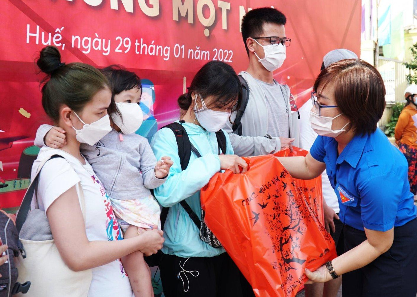 Tặng quà cho thanh niên công nhân, sinh viên có hoàn cảnh khó khăn về Huế đón Tết, sum họp cùng gia đình bằng chuyến tàu hỏa nghĩa tình