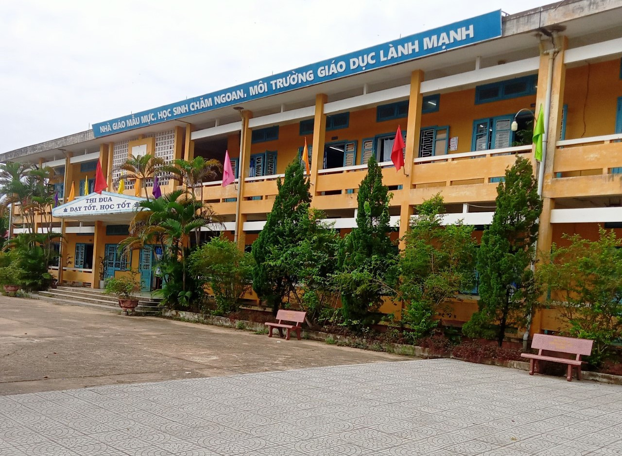 Trường học tại huyện Phú Lộc, TT-Huế, được vệ sinh, dọn dẹp bùn đất sạch sẽ để đón học sinh quay lại lớp.