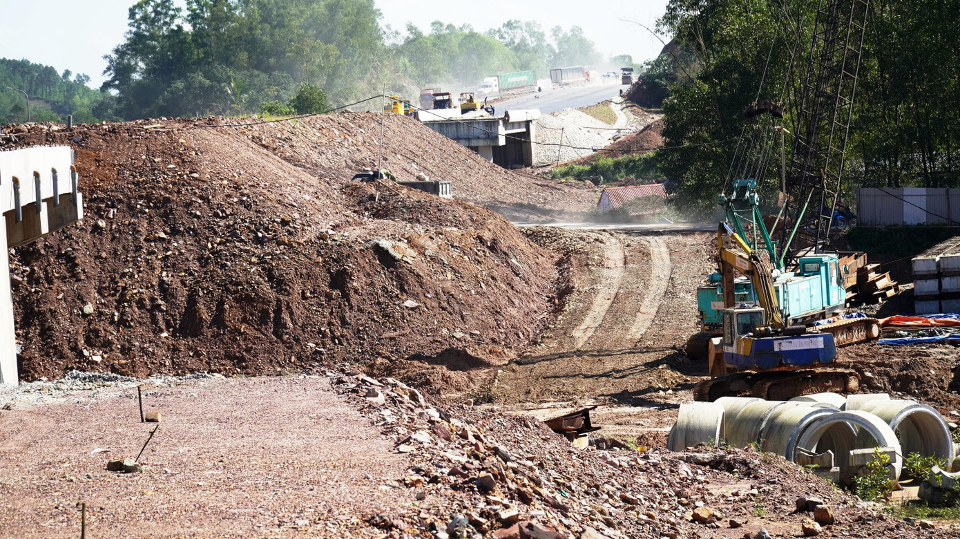 Dự án cao tốc Bắc - Nam đoạn Cam Lộ - La Sơn (Quảng Trị – TT-Huế) dài khoảng 98,3km, trong đó đoạn qua TT-Huế dài 61km. Ban Quản lý Dự án đường Hồ Chí Minh cho biết, khối lượng dự án hiện đạt trên 70%. Dự kiến, trong quý II/2022, dự án cơ bản hoàn thành, một số điểm còn lại phải xử lý nền đất yếu, thực hiện gia tải, sẽ hoàn thành vào khoảng tháng 10 năm nay.