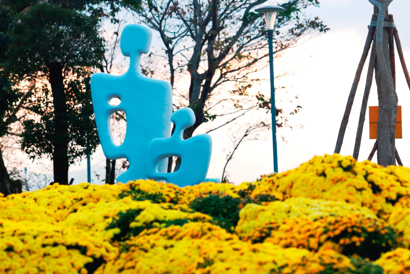 Một tác phẩm nghệ thuật sắp đặt như mọc lên giữa muôn hoa