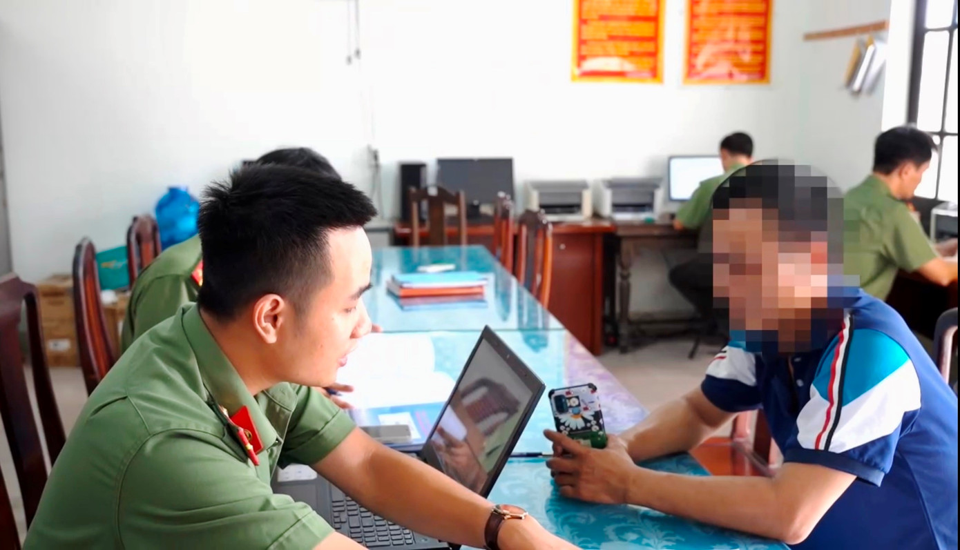 Ông N.Q.T (bìa phải) bị lực lượng công an xử phạt vi phạm hành chính do đăng thông tin sai sự thật, xuyên tạc về công tác cưỡng chế xây dựng công trình trái phép. Ông N.Q.T (bìa phải) bị lực lượng công an xử phạt vi phạm hành chính do đăng thông tin sai sự thật, xuyên tạc về công tác cưỡng chế xây dựng công trình trái phép.