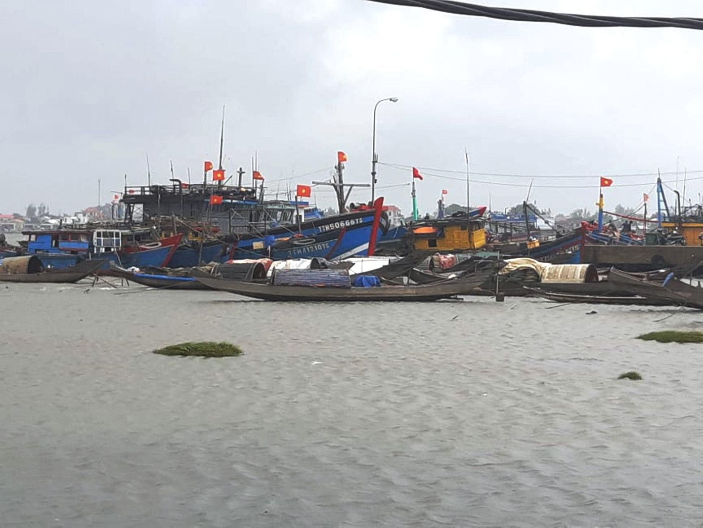 Việc kêu gọi tàu thuyền vào bờ trú tránh áp thấp nhiệt đới phải hoàn tất trước 10 giờ ngày 7/10