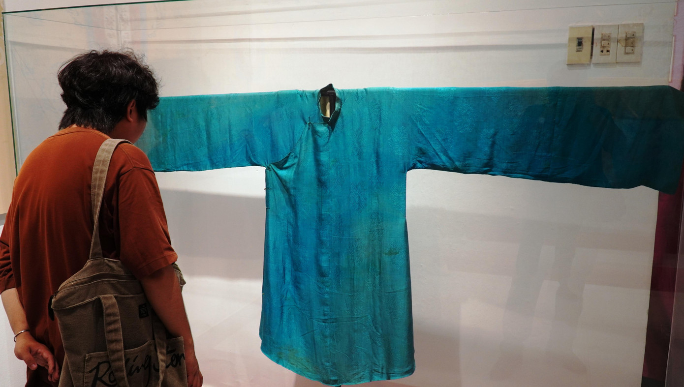 Triển lãm trưng bày và giới thiệu đến công chúng 11 chiếc áo của hoàng đế, hoàng thái hậu, các bậc quan lại, thái giám cận vệ và cung nữ... của nhà sưu tập Nguyễn Hữu Hoàng (TP Huế); cùng với hơn 120 phiên bản tài liệu, tư liệu, hình ảnh được lưu trữ, bảo quản tại Trung tâm Lưu trữ Quốc gia I, Bảo tàng Lịch sử TPHCM.