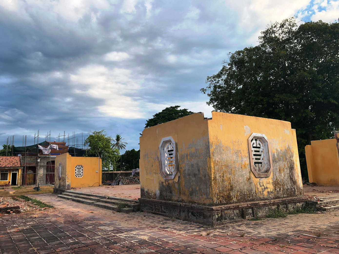 Qua thời gian dài chịu tác động của chiến tranh, thời tiết, khí hậu, nhiều hạng mục nằm trong khu di tích đàn Nam Giao ở Huế dần xuống cấp. Hiện nay, nhiều khu vực trong khu di tích này đang là đối tượng được tu bổ, bảo tồn, phục dựng... nhằm sớm hoàn thiện trùng tu một công trình mang giá trị về mặt tâm linh rất lớn trong lòng người dân Huế và cả nước. Trong ảnh: Các phần kiến trúc bên trong Trai cung được hạ giải phục vụ công tác trùng tu