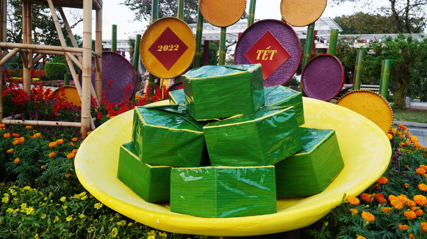 Tạo hình bánh phu thê, bánh pháp lam - những đặc sản ẩm thực nổi tiếng xứ Huế trong khuôn viên Hội xuân Huế 2022