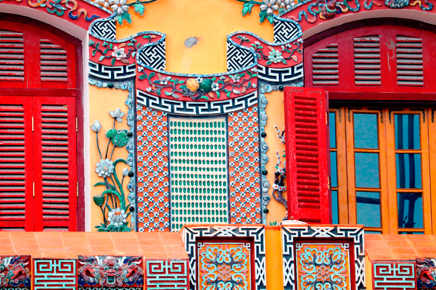 Theo các chuyên gia về kiến trúc, điện Kiến Trung là công trình có nghệ thuật kiến trúc độc đáo và đặc sắc với đầy đủ những đặc điểm của một công trình phong cách Đông Dương với sự kết hợp giữa Á và Âu. Ảnh: Ngọc Văn.