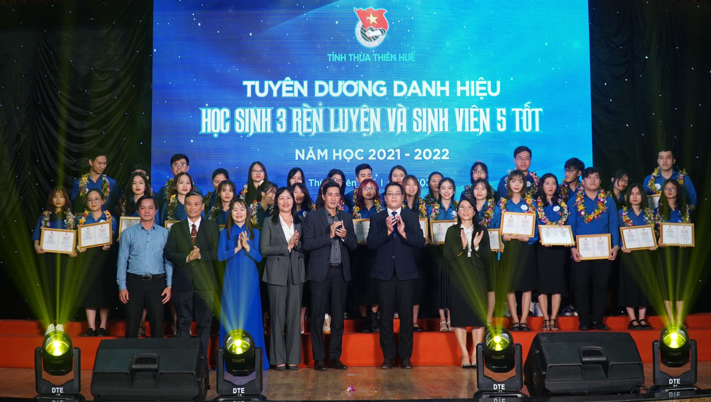 3 học sinh đạt danh hiệu “Học sinh 3 rèn luyện” và 33 sinh viên đạt danh hiệu “Sinh viên 5 tốt” tại TT-Huế được tuyên dương lần này.