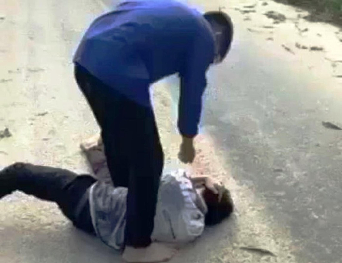 Nam sinh tại huyện miền núi Nam Đông (TT-Huế) bị bạn cùng trường hành hung giữa đường. Ảnh cắt từ clip Nam sinh tại huyện miền núi Nam Đông (TT-Huế) bị bạn cùng trường hành hung giữa đường. Ảnh cắt từ clip