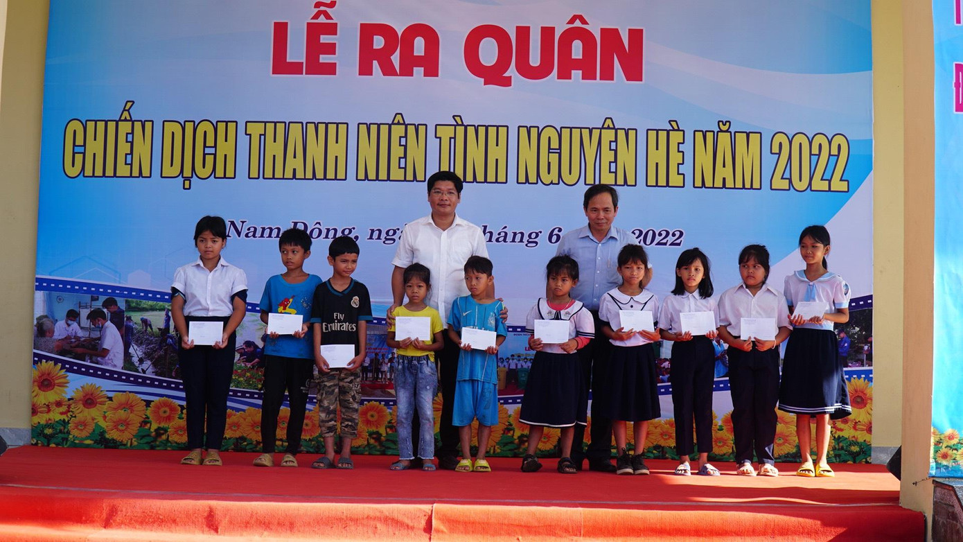 Tặng học bổng cho học sinh có hoàn cảnh khó khăn. Ảnh: N.V