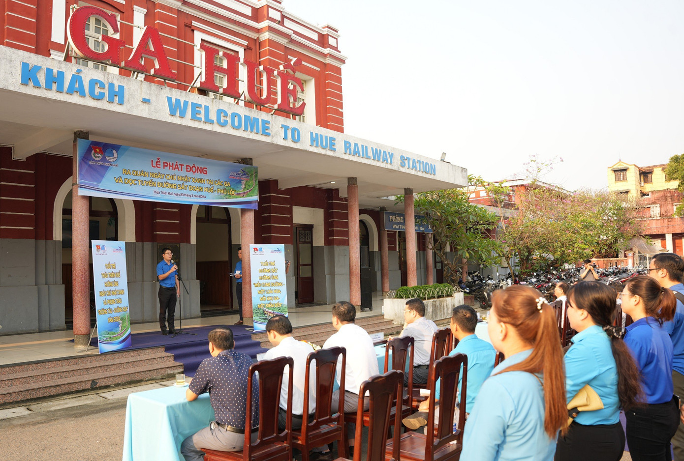 Bí thư Tỉnh Đoàn TT-Huế Nguyễn Thanh Hoài phát động lễ ra quân ngày Chủ nhật xanh tại các ga và dọc tuyến đường sắt Huế - Phú Lộc.