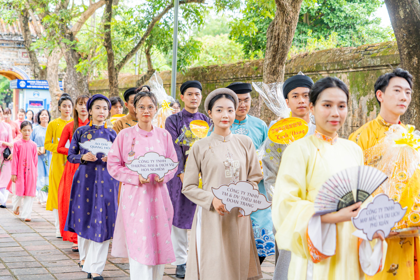 Tiến sĩ Phan Thanh Hải cho rằng vấn đề cải cách trang phục dưới thời Võ vương Nguyễn Phúc Khoát và vua Minh Mạng không chỉ dừng lại ở hình thức, mà còn phản ánh tinh thần thống nhất, tự chủ về văn hóa. Từ đó, áo dài đã trở thành trang phục chính thức của mọi tầng lớp trong xã hội, mang đậm bản sắc văn hóa và chính thức trở thành quốc phục dân tộc Việt Nam. Ảnh: B.Minh.