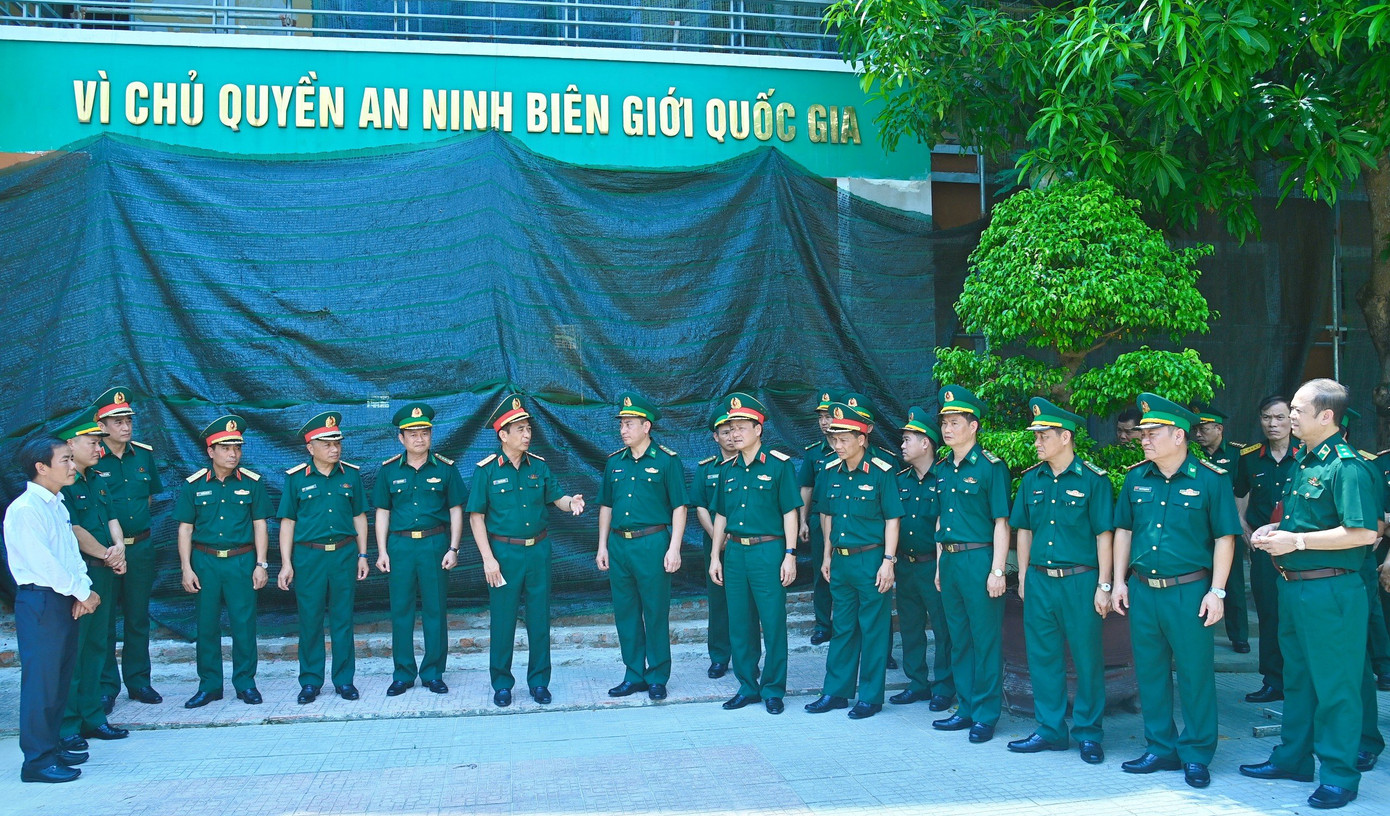 Đoàn công tác của Bộ trưởng Bộ Quốc phòng Phan Văn Giang thăm, kiểm tra tại Bộ Chỉ huy Bộ đội Biên phòng tỉnh TT-Huế. Đoàn công tác của Bộ trưởng Bộ Quốc phòng Phan Văn Giang thăm, kiểm tra tại Bộ Chỉ huy Bộ đội Biên phòng tỉnh TT-Huế.
