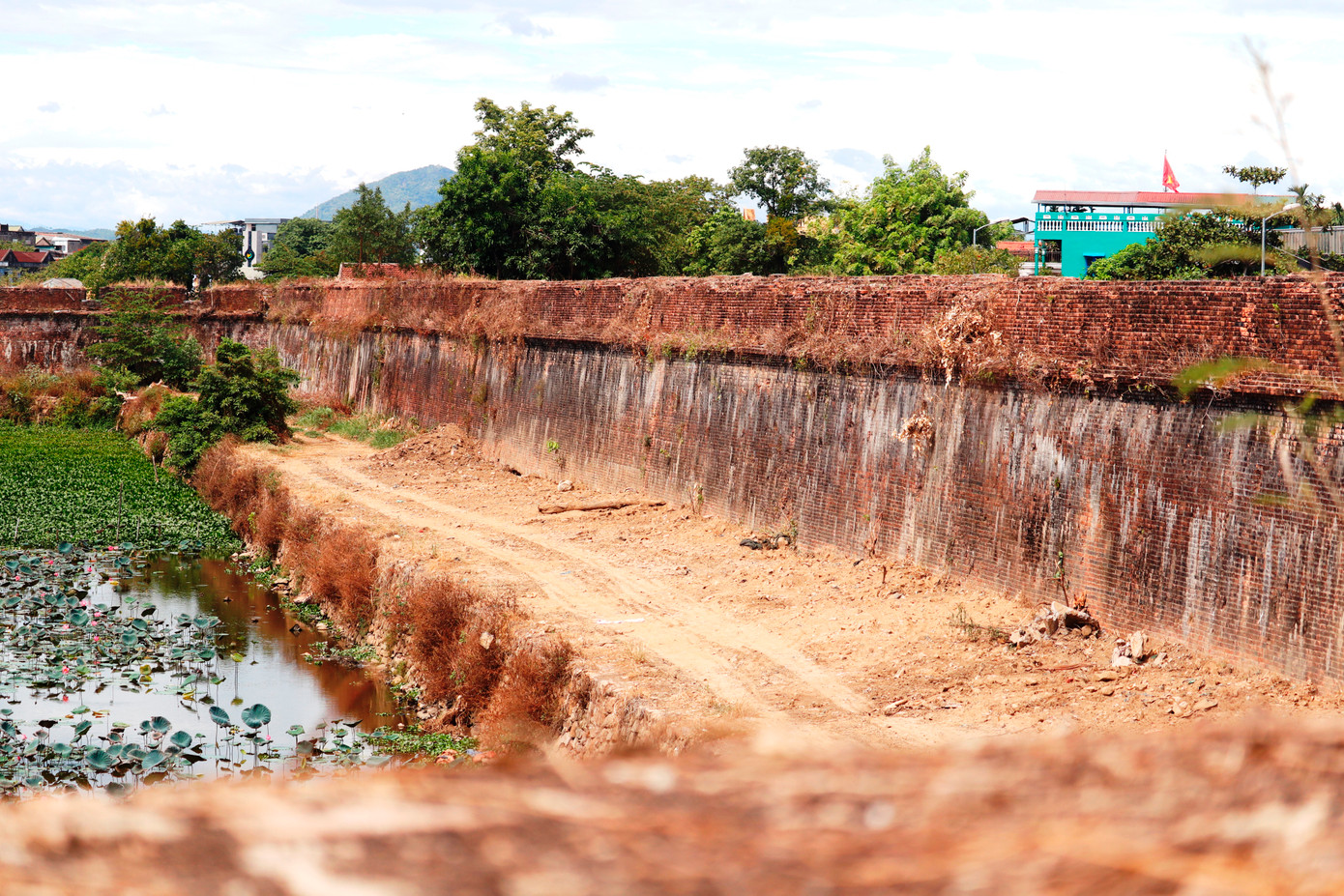 Từ pháo nhãn có thể quan sát, trải nghiệm cảnh quan mặt ngoài Thượng thành Huế ở khu vực Eo Bầu phía Đông.