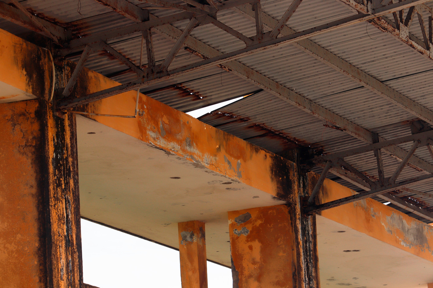 Phần mái khán đài mủn mục, xuất hiện lỗ thủng trên các tấm lợp, xà gồ hoen gỉ.