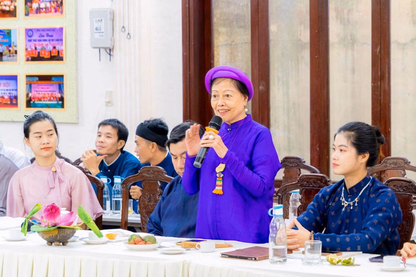 Cùng với đó là hội thảo “Hướng phát triển của áo dài trong đời sống đương đại”, qua đó, tìm hướng phát triển phù hợp đáp ứng mong muốn của nhiều người, để di sản áo dài trở về với cộng đồng, để cộng đồng chung tay gìn giữ bảo vệ và phát huy giá trị di sản áo dài Việt Nam. Ảnh: Văn Thể Huế