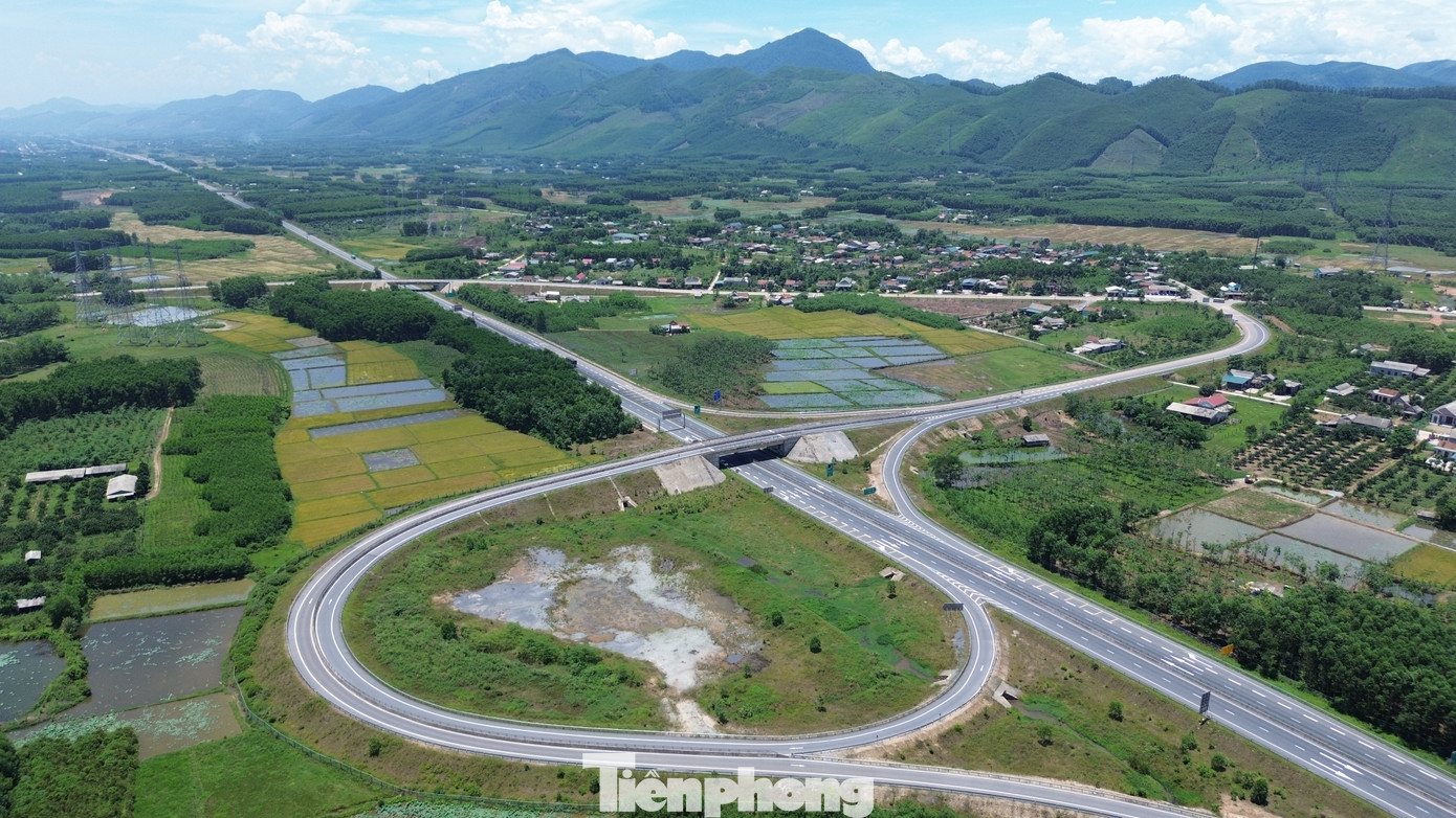 Riêng đoạn qua TP Huế sẽ bổ sung thêm 2 nút giao để phù hợp với quy hoạch mới của thành phố hiện nay, nâng tổng số nút giao toàn tuyến lên 7. Riêng đoạn qua TP Huế sẽ bổ sung thêm 2 nút giao để phù hợp với quy hoạch mới của thành phố hiện nay, nâng tổng số nút giao toàn tuyến lên 7.