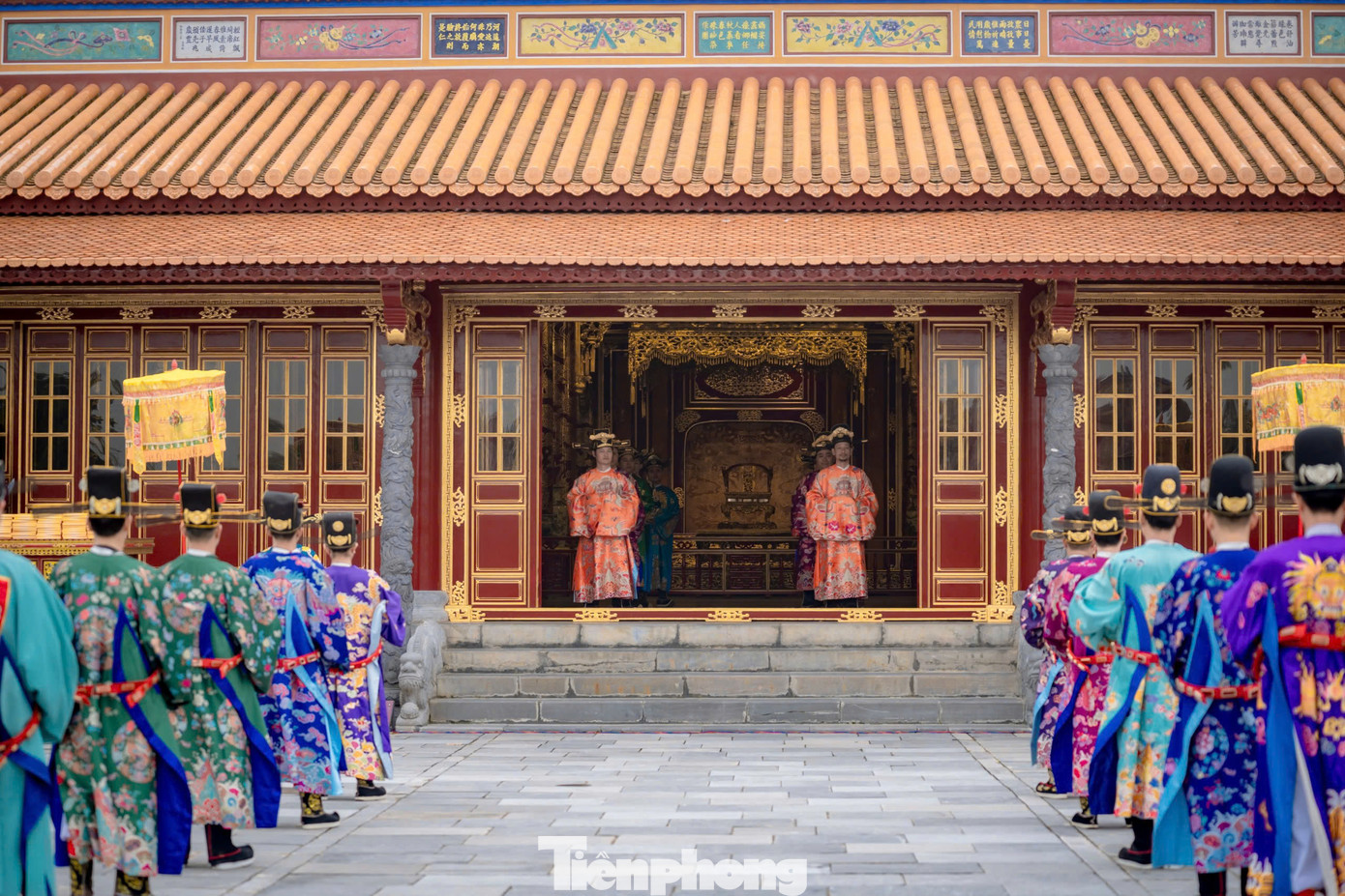 Đầu tiên là những nghi thức đại triều ở sân và bên trong điện Thái Hòa. Đầu tiên là những nghi thức đại triều ở sân và bên trong điện Thái Hòa.