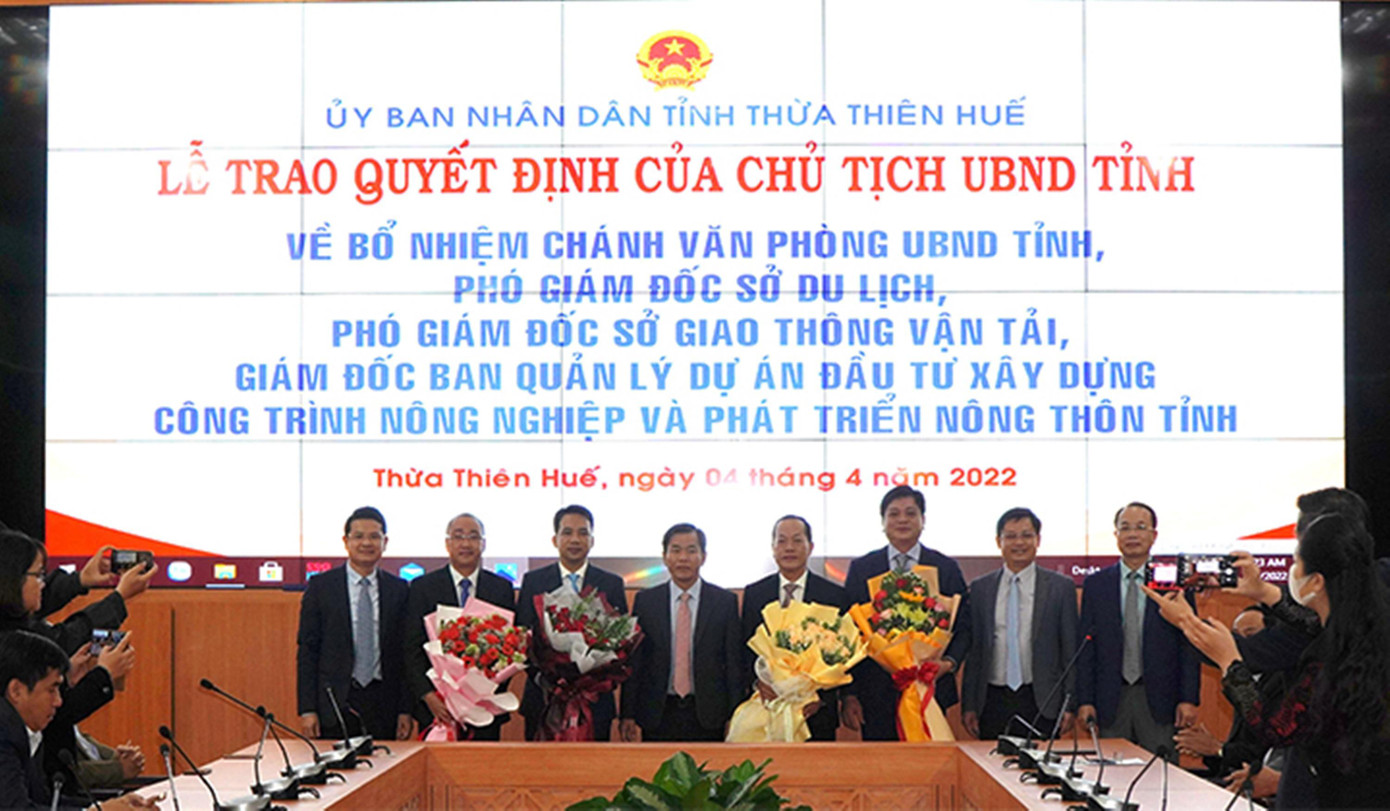 UBND tỉnh TT-Huế tổ chức lễ công bố quyết định bổ nhiệm nhiều lãnh đạo chủ chốt các sở, ngành thuộc tỉnh này. UBND tỉnh TT-Huế tổ chức lễ công bố quyết định bổ nhiệm nhiều lãnh đạo chủ chốt các sở, ngành thuộc tỉnh này.