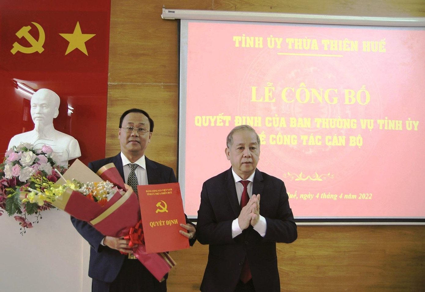 Ông Hoàng Đăng Khoa (bìa trái) được bổ nhiệm giữ chức vụ Phó Tổng biên tập Báo TT-Huế. Ảnh: Anh Phong Ông Hoàng Đăng Khoa (bìa trái) được bổ nhiệm giữ chức vụ Phó Tổng biên tập Báo TT-Huế. Ảnh: Anh Phong