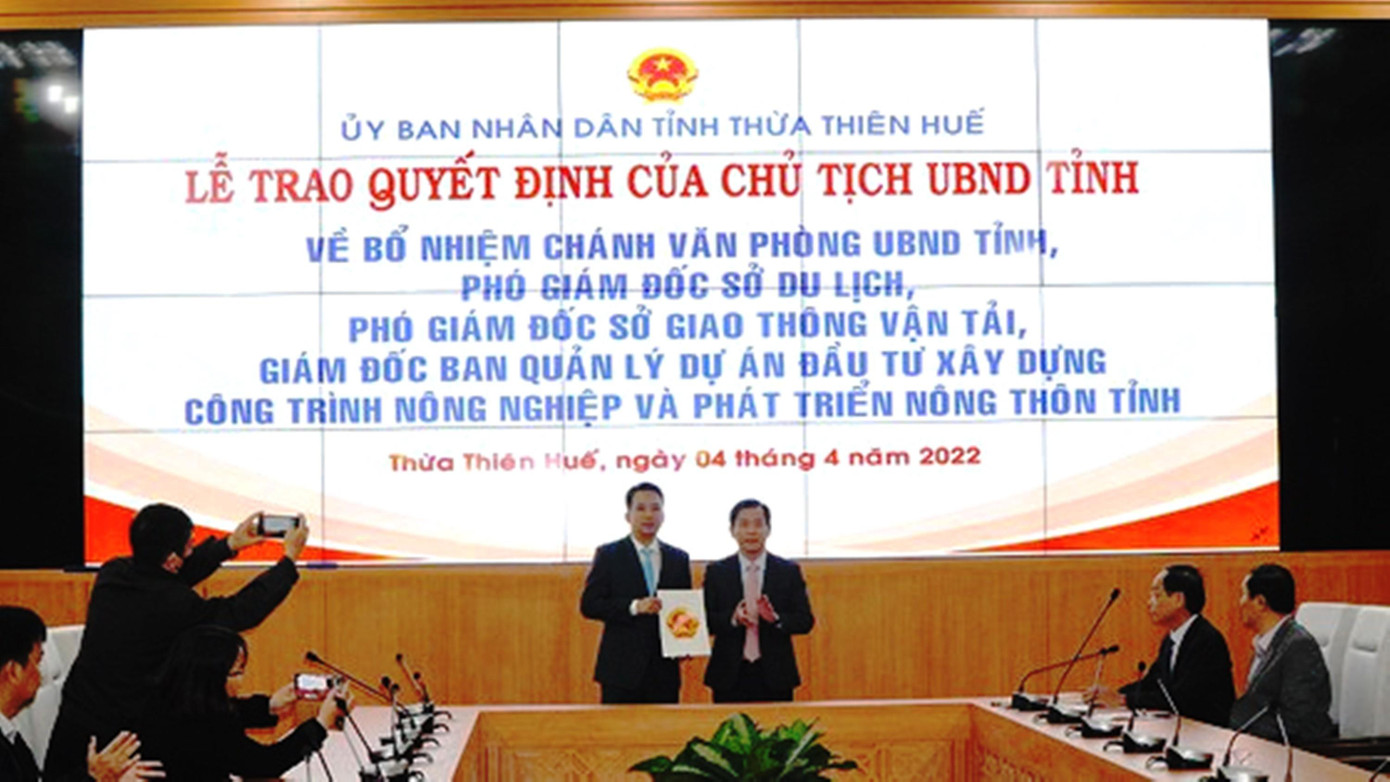 Ông Trần Hữu Thùy Giang (bìa trái) trở thành tân Chánh Văn phòng UBND tỉnh TT-Huế Ông Trần Hữu Thùy Giang (bìa trái) trở thành tân Chánh Văn phòng UBND tỉnh TT-Huế