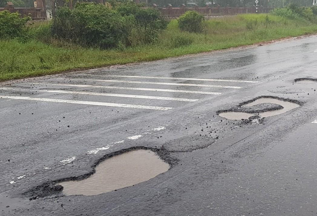 Tình trạng này từng được ban quản lý dự án giải thích do lưu lượng giao thông tăng, đặc biệt là các phương tiện giao thông hạng nặng và yếu tố thời tiết xấu gây nên.