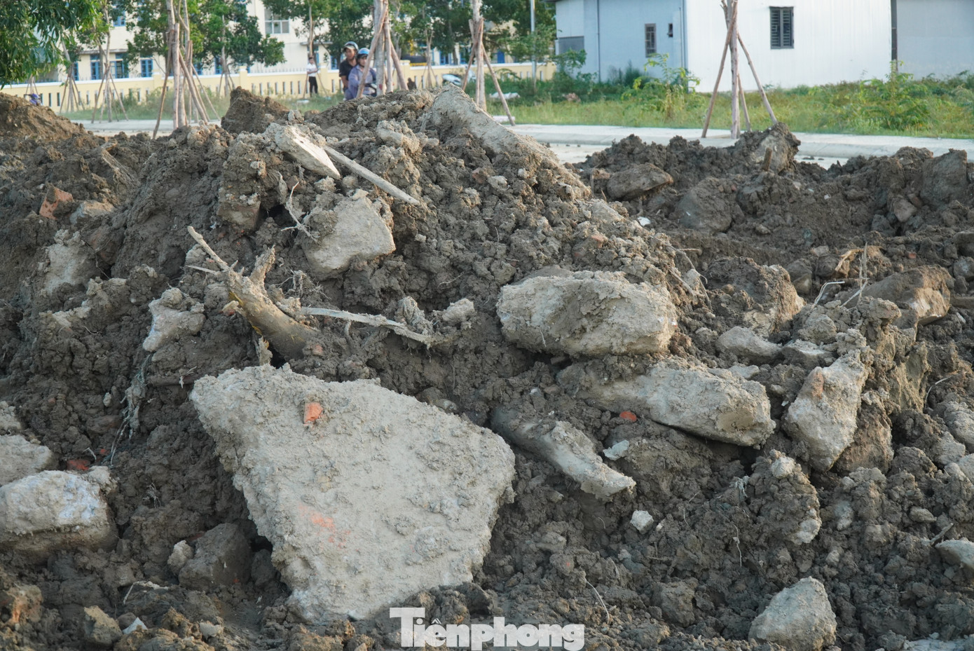 Vật chất nạo vét khu vực đập La Ỷ lẫn đầy rác thải nhựa, rễ cây, bao bì ni lông chưa phân hủy, đá tảng, bê tông thải loại khổ lớn cùng bùn nhão bốc mùi thối.