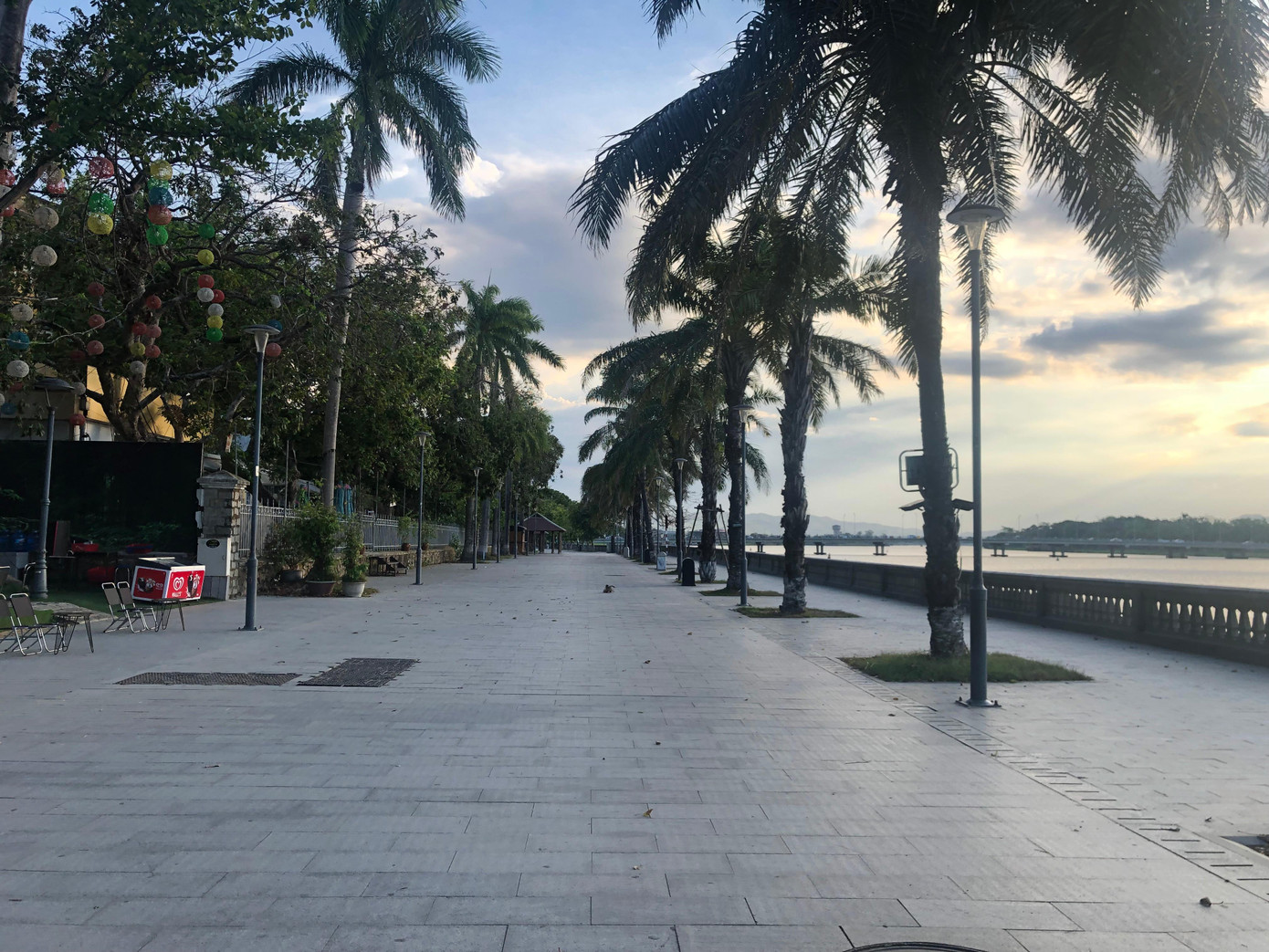 Được mệnh danh là thành phố của lễ hội, trước khi dịch bệnh COVID-19 bùng phát ở nhiều nơi, Cố đô Huế luôn sôi động, nhộn nhịp các hoạt động du lịch, lễ hội, tâm linh tại các khu di tích, thắng cảnh, danh lam, khu du lịch. Từ khi dịch COVID-19 bùng phát, các hoạt động du lịch, lễ hội, chương trình đón khách tham quan phải tạm ngừng vô thời hạn.