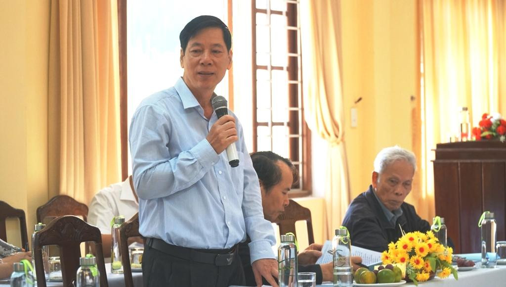 Ông Trần Duy Phước, nguyên Bí thư Tỉnh Đoàn TT-Huế tham gia ý kiến xây dựng nội dung cuốn lịch sử