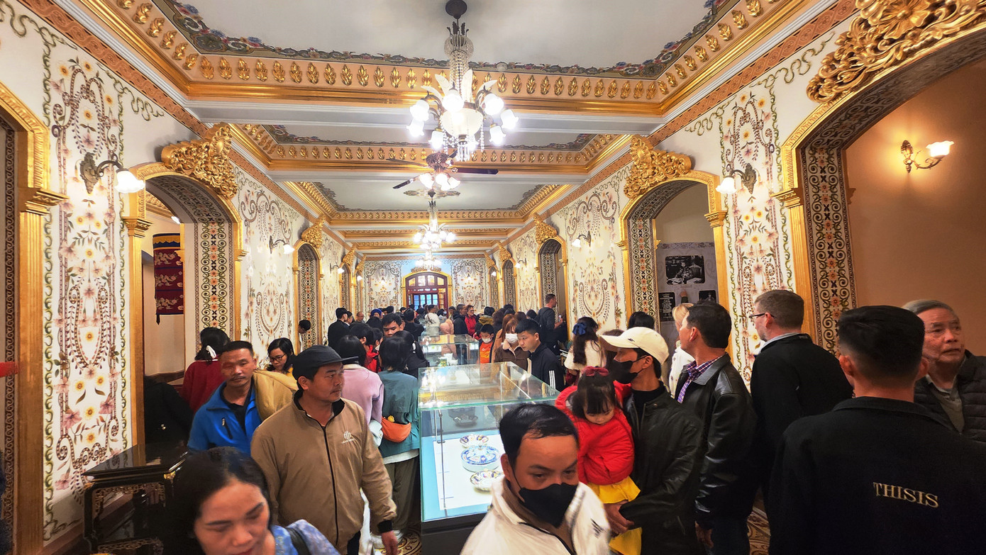 Khách tham quan chen kín một gian phòng bên trong điện vào ngày Tết Nguyên đán Giáp Thìn. Khách tham quan chen kín một gian phòng bên trong điện vào ngày Tết Nguyên đán Giáp Thìn.