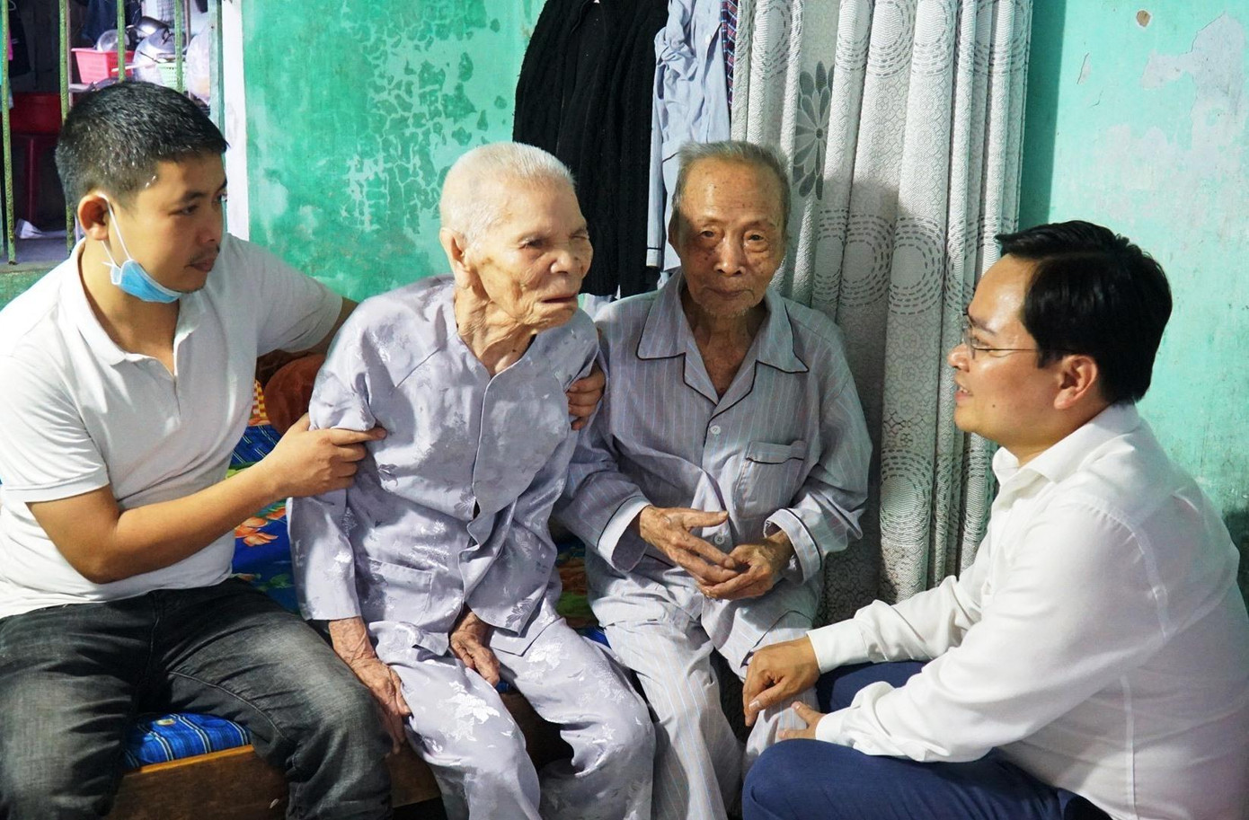 Thăm mẹ Việt Nam Anh hùng Trần Thị Chanh (thứ hai từ trái sang) Thăm mẹ Việt Nam Anh hùng Trần Thị Chanh (thứ hai từ trái sang)