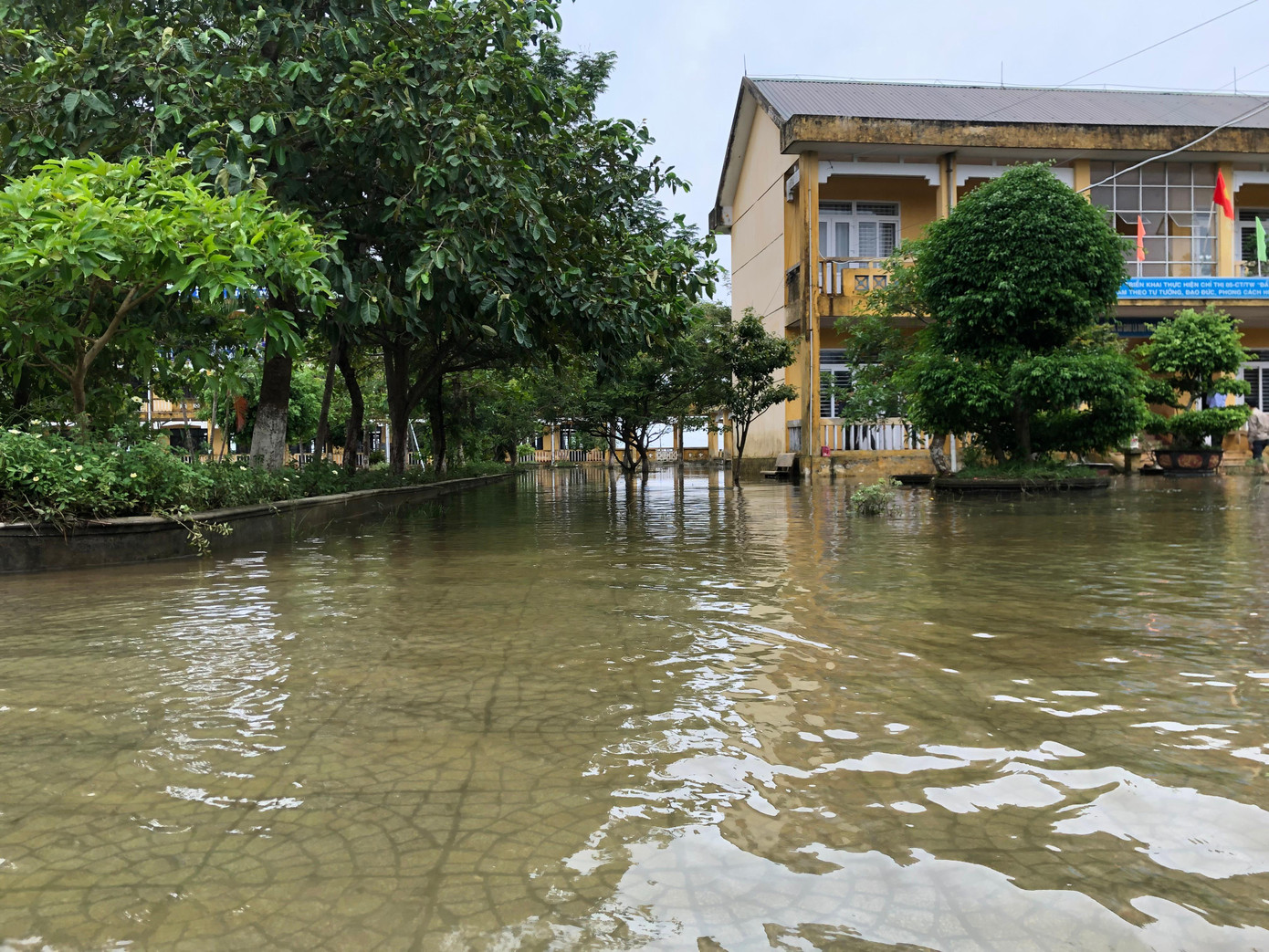 Sân trường đầy nước