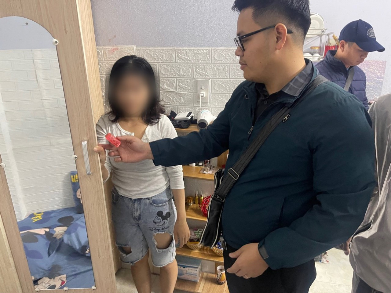 Dựng hiện trường vụ trộm do nghi phạm Phạm Thị Lệ T. gây ra. Ảnh: CACC