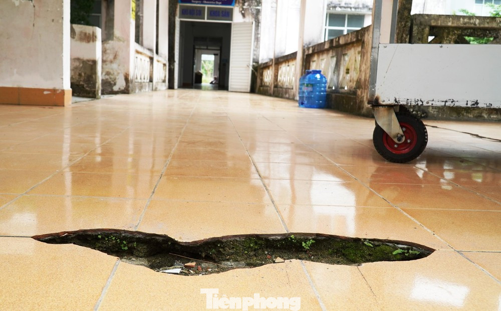 Tuy nhiên, sau một thời gian hoạt động thiếu hiệu quả, nơi đây trở nên xuống cấp, khuôn viên bệnh viện bị cây dại và cỏ tranh bủa vây, lãng phí cơ sở vật chất, tạo nên sự kỳ vọng dang dở của nhiều người dân khu vực phía nam thành phố Huế. (Hình tư liệu)