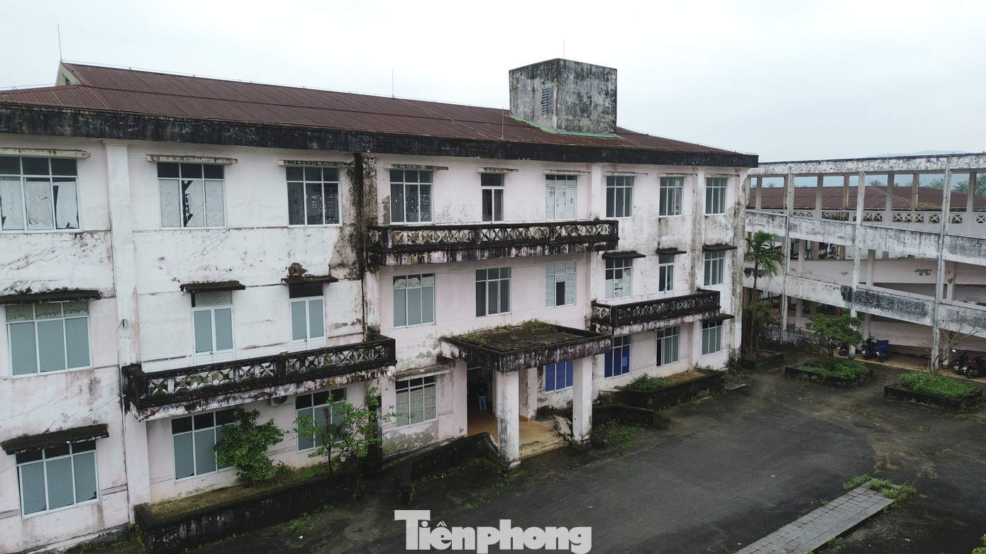 Tuy nhiên, sau một thời gian hoạt động thiếu hiệu quả, nơi đây trở nên xuống cấp, khuôn viên bệnh viện bị cây dại và cỏ tranh bủa vây, lãng phí cơ sở vật chất, tạo nên sự kỳ vọng dang dở của nhiều người dân khu vực phía nam thành phố Huế. (Hình tư liệu)